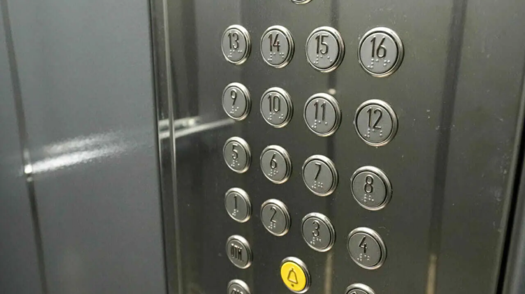 المصعد لا يستجيب للأزرار بالرياض