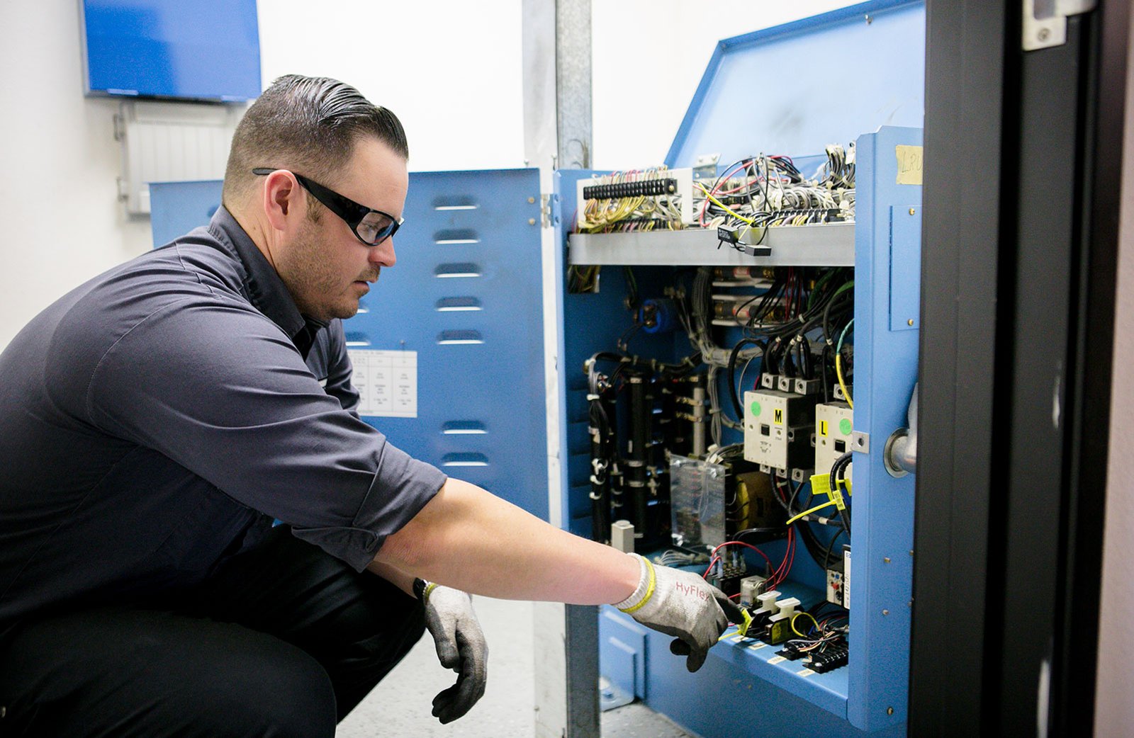 المصعد لا يستجيب للأزرار بالرياض